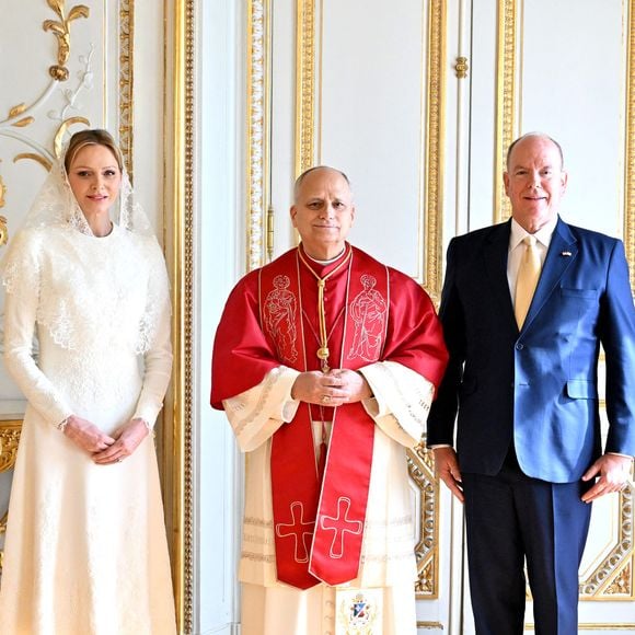 Le pape Léon XIV a été accueilli à Monaco pour son premier déplacement officiel à l’étranger.

Le pape Léon XIV avec le prince Albert II de Monaco, la princesse Charlène - Entretien au palais princier et photo officielle - Visite historique du pape Léon XIV à Monacole

© Bruno Bebert - Dominique Jacovides / Bestimage
