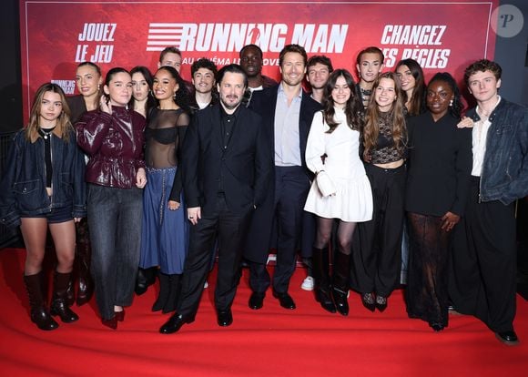 Edgar Wright, Glen Powell et les élèves de la Star Academy 2025 (G-D) Mélissa, Léa, Lily, Ambre, Léane, Léo, Noah, Théo P., Jeanne, Victor, Anouk, Ema, Sarah et Bastiaan lors de la première de Running Man au cinéma UGC Ciné Cité Bercy à Paris le 3 novembre 2025.

© Denis Guignebourg / Bestimage