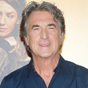 "Tu savais qu'on était cousins ?", lui avait lancé le comédien

François Cluzet - Avant-première du film "Canailles" à l'UGC Ciné Cité les Halles à Paris, France, le 6 septembre 2022. © Christophe Clovis/Bestimage
