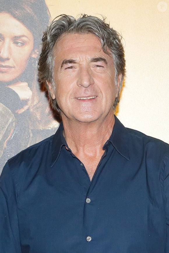 "Tu savais qu'on était cousins ?", lui avait lancé le comédien

François Cluzet - Avant-première du film "Canailles" à l'UGC Ciné Cité les Halles à Paris, France, le 6 septembre 2022. © Christophe Clovis/Bestimage