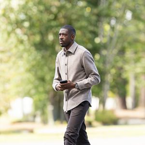 Ousmane Dembélé - Les joueurs de l'équipe de France de football ont soigné leur style vestimentaire pour leur arrivée au centre national du football de Clairefontaine-en-Yveline, France, le 1er septembre 2025. © Pierre Perusseau/Bestimage
