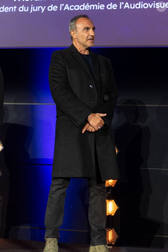 Nikos Aliagas participe au 'Multi Screen Grand Prix 2026' à l'hôtel Pullman Paris Montparnasse le 13 avril 2026 à Paris, France. Photo par Nasser Berzane/ABACAPRESS.COM