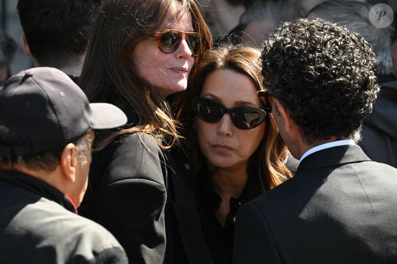 Un geste discret qui s’inscrit dans un lien ancien avec la famille Hallyday...

Laura Smet assiste aux funérailles de l'actrice française Nathalie Baye à l'église Saint-Sulpice, à Paris, France, le 24 avril 2026. © Lionel Urman/Abacapress.com