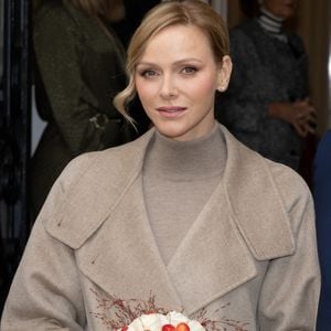Albert et Charlene de Monaco remettent les cadeaux aux personnes âgées au siège de la Croix Rouge, dans le cadre des célébrations de la Fête Nationale monégasque, le 14 novembre 2025. © Olivier Huitel/Pool Monaco/Bestimage