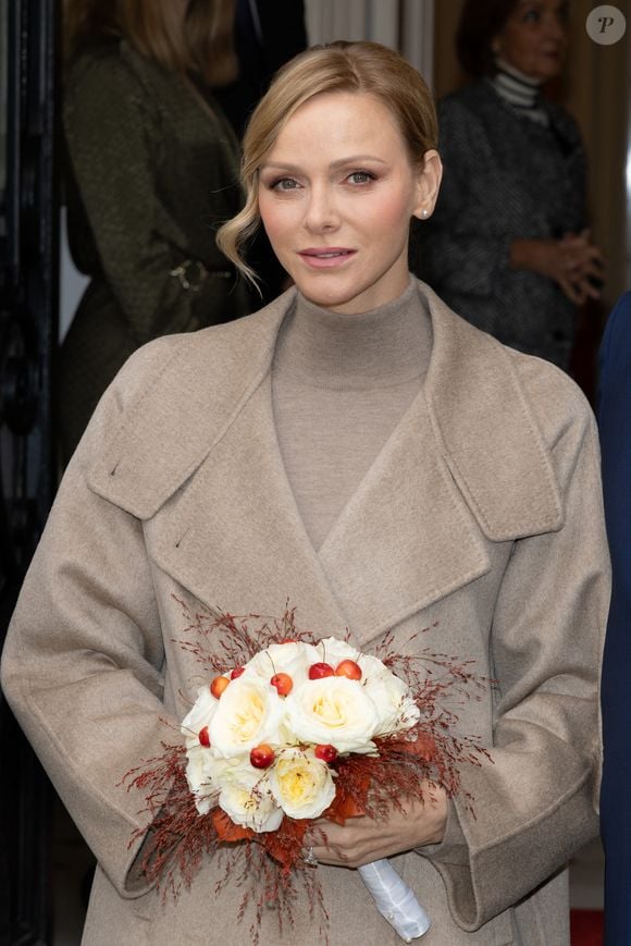 Albert et Charlene de Monaco remettent les cadeaux aux personnes âgées au siège de la Croix Rouge, dans le cadre des célébrations de la Fête Nationale monégasque, le 14 novembre 2025. © Olivier Huitel/Pool Monaco/Bestimage