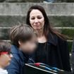 Emma et Henrik, les jumeaux de 12 ans de Niels Arestrup, se recueillent une dernière fois auprès de leur père devant l'église Saint-Roch