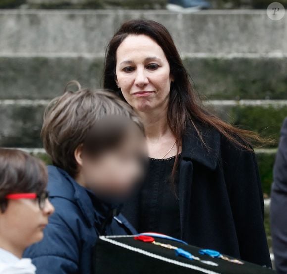 Une journée riche en émotions... 

Isabelle Le Nouvel (veuve du défunt), Henrik (fils du défunt) - Sorties des obsèques de Niels Arestrup à l'Église Saint-Roch à Paris.
© Christophe Clovis / Bestimage