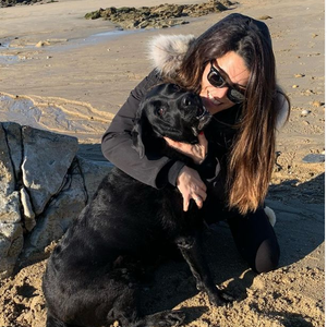 Sur Instagram, elle a dévoilé le quotidien de ses chiennes, Dolmen et Bella, dans ce cadre idyllique.

Karine Ferri avec son chien Dolmen sur Instagram