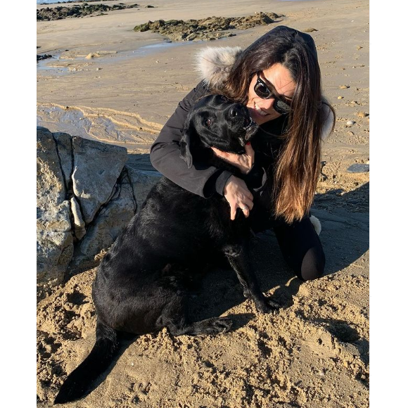Sur Instagram, elle a dévoilé le quotidien de ses chiennes, Dolmen et Bella, dans ce cadre idyllique.

Karine Ferri avec son chien Dolmen sur Instagram