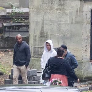 Justin Bieber quitte son hôtel, Le Royal Monceau, en septembre 2016, pour se rendre à l'Arc de Triomphe puis au Père Lachaise pour visiter la tombe de Jim Morrison. ©Bestimage