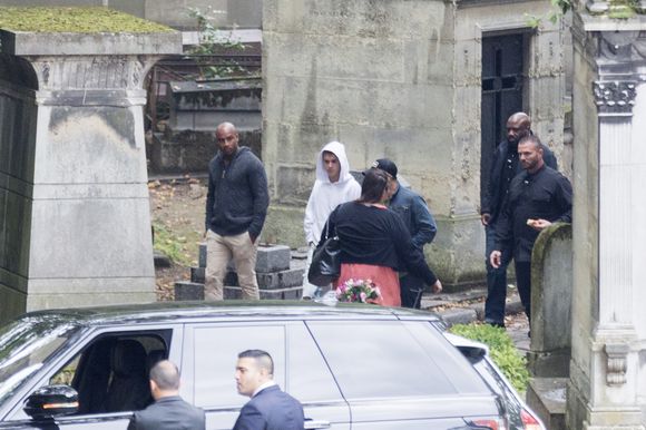 Justin Bieber quitte son hôtel, Le Royal Monceau, en septembre 2016, pour se rendre à l'Arc de Triomphe puis au Père Lachaise pour visiter la tombe de Jim Morrison. ©Bestimage