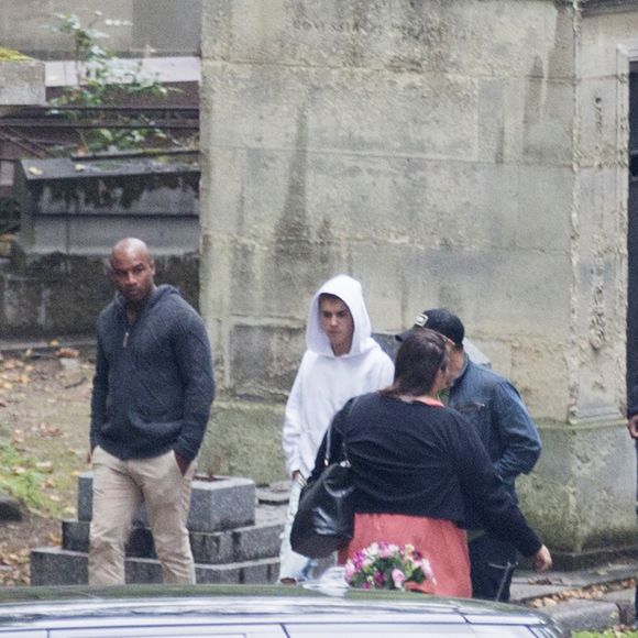 Justin Bieber quitte son hôtel, Le Royal Monceau, en septembre 2016, pour se rendre à l'Arc de Triomphe puis au Père Lachaise pour visiter la tombe de Jim Morrison. ©Bestimage
