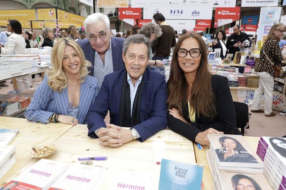 Georges Fenech avec sa compagne Marie Severine Trouban,  Nathalie Marquay Pernaut et Guy Tredaniel - Festival du Livre de Paris 2025 au Grand Palais à Paris le 12 avril 2025.© Cédric Perrin / Bestimage