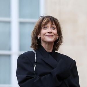 Première femme du palmarès, Sophie Marceau se classe à la sixième place et confirme, une fois encore, son statut de personnalité féminine préférée des Français.
L'actrice Sophie Marceau - Arrivée des invités au dîner d'Etat en l'honneur du président chinois Xi Jinping et de sa femme la Première Dame Peng Liyuan au palais présidentiel de l'Elysée à Paris, France, le 6 mai 2024. Stéphane Lemouton / Bestimage