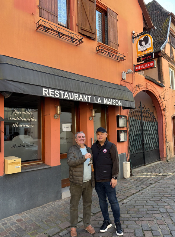 La transaction s'est déroulée beaucoup plus rapidement que prévu, surprenant même les anciens patrons.

Le restaurant "La Maison" à Obernai, prisé par les stars, ferme ses portes.
