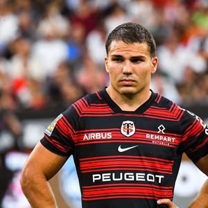 Il ne disputera donc pas les rencontres face à l’Australie et au Japon.

Antoine Dupont (Stade Toulousain) - Les Toulousains remportent un quatrième Bouclier de Brennus d'affilée en battant Montpellier (28-20) en finale du Top 14 au stade de France, le 27 juin 2026. © Baptiste Autissier / PsnewZ / Bestimage