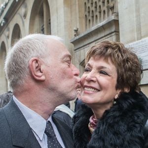 Exclusif - Catherine Laborde et son mari Thomas Stern - Catherine Laborde a épousé son compagnon de longue date Thomas Stern, publicitaire, samedi 9 novembre 2013 à la mairie du 2e arrondissement de Paris, en présence de ses amis les plus proches.
©AGENCE / BESTIMAGE