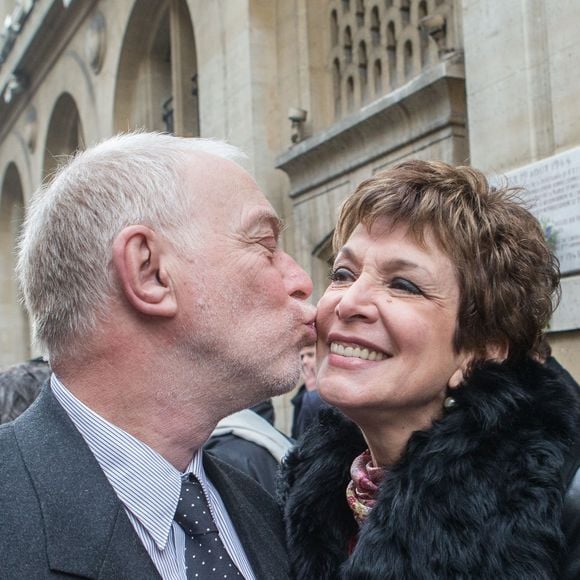 Exclusif - Catherine Laborde et son mari Thomas Stern - Catherine Laborde a épousé son compagnon de longue date Thomas Stern, publicitaire, samedi 9 novembre 2013 à la mairie du 2e arrondissement de Paris, en présence de ses amis les plus proches.
©AGENCE / BESTIMAGE