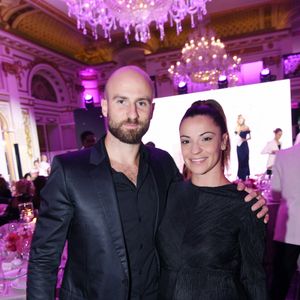 Denitsa Ikonomova (enceinte) et son compagnon François Alu - Photocall du 5ème gala de charité de l'association "Les Bonnes Fées" à l'occasion de la campagne mondiale "Octobre Rose" à l'hôtel Peninsula, Paris le 3 octobre 2024.© Rachid Bellak/Bestimage