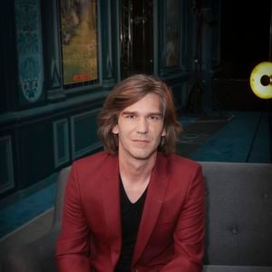 Accompagné de son pianiste, le chanteur sait qu'il se prête là à un exercice tout particulier. "Ça ne laisse pas de place à l’erreur. C’est une communion avec le public, l’émotion est multipliée par 10", a-t-il confié pour La Voix du Nord. 

Exclusif - Amaury Vassili - Enregistrement de l'émission "OlympiaScope", présentée par B.Montiel et diffusée le 26 avril 2025 sur Olympia TV, une chaîne du groupe Canal+ et en replay sur myCANAL. Le 29 mai 2024 
© Jack Tribeca / Bestimage