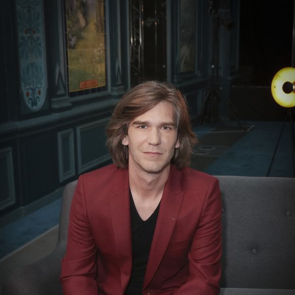 Accompagné de son pianiste, le chanteur sait qu'il se prête là à un exercice tout particulier. "Ça ne laisse pas de place à l’erreur. C’est une communion avec le public, l’émotion est multipliée par 10", a-t-il confié pour La Voix du Nord. 

Exclusif - Amaury Vassili - Enregistrement de l'émission "OlympiaScope", présentée par B.Montiel et diffusée le 26 avril 2025 sur Olympia TV, une chaîne du groupe Canal+ et en replay sur myCANAL. Le 29 mai 2024 
© Jack Tribeca / Bestimage