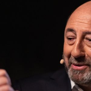 Kad Merad lors de l'enregistrement de l'émission "La chanson secrète N°14", présentée par Nikos Aliagas et diffusée le 26 décembre sur TF1, à Paris le 9 décembre 2025. © Jacovides-Moreau/Bestimage