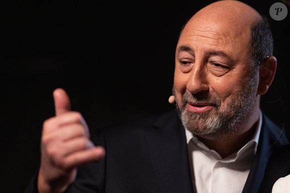 Kad Merad lors de l'enregistrement de l'émission "La chanson secrète N°14", présentée par Nikos Aliagas et diffusée le 26 décembre sur TF1, à Paris le 9 décembre 2025. © Jacovides-Moreau/Bestimage