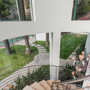 Le site Realtor indique que la nouvelle demeure du papa de North, Saint, Chicago et Psalm (fruits de son amour avec Kim Kardashian) possède 11 chambres et 18 salles de bain 

Exclusif - La nouvelle villa de Kanye West à Beverly Hills. Kanye a finalisé l'achat hors marché pour 35 millions de dollars.