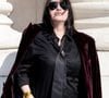 Fidèle à son aura rock et rebelle, la comédienne a opté pour un look garçonne implacable : chemise noire, cravate lâche, veste en velours jetée sur les épaules et l'éternelle cigarette à la main.

Béatrice Dalle aux arrivées du deuxième défilé de mode Saint Laurent Prêt à Porter Collection Homme Printemps/Été 2027 lors de la Fashion Week de Paris à la Bourse de Commerce - Pinault Collection, à Paris, France, le 23 juion 2026. © Olivier Borde/Bestimage