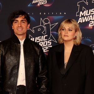 Florian Rossi et sa compagne Louane lors du photocall de la 25e cérémonie des « NRJ Music Awards (NMA) » au Palais des Festivals et des Congrès de Cannes, en France, le 10 novembre 2023. © Dominique Jacovides/Bestimage