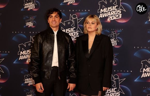 Florian Rossi et sa compagne Louane lors du photocall de la 25e cérémonie des « NRJ Music Awards (NMA) » au Palais des Festivals et des Congrès de Cannes, en France, le 10 novembre 2023. © Dominique Jacovides/Bestimage