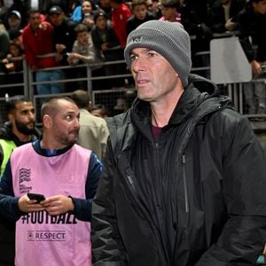 Zinedine Zidane durant la première édition du « match des légendes » opposant l'équipe des Légendes, les anciens de Cannes, à l'équipe des Etoiles avec pour capitaine Didier Deschamps, au stade Pierre de Coubertin à Cannes, le 30 octobre 2025. Les Légendes cannoises, coachées par Luis Fernandez et supportées par Zinedine Zidane qui portait les couleurs cannoises, mais qui n'a pas joué, ont remporté le match 3 à 2. Tous les bénéfices de la soirée seront reversés aux associations les Etoiles de l'Espoir, à l'association Adrien et à l'association Clin d'Oeil, qui oeuvrent pour les plus démunis et la jeunesse. © Bruno Bebert / Dominique Jacovides / Bestimage