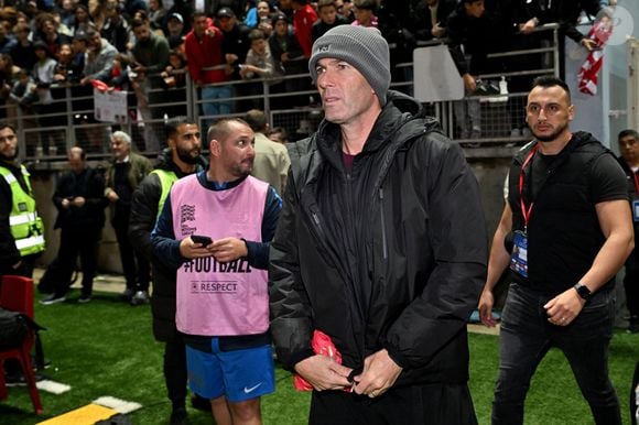 Zinedine Zidane durant la première édition du « match des légendes » opposant l'équipe des Légendes, les anciens de Cannes, à l'équipe des Etoiles avec pour capitaine Didier Deschamps, au stade Pierre de Coubertin à Cannes, le 30 octobre 2025. Les Légendes cannoises, coachées par Luis Fernandez et supportées par Zinedine Zidane qui portait les couleurs cannoises, mais qui n'a pas joué, ont remporté le match 3 à 2. Tous les bénéfices de la soirée seront reversés aux associations les Etoiles de l'Espoir, à l'association Adrien et à l'association Clin d'Oeil, qui oeuvrent pour les plus démunis et la jeunesse. © Bruno Bebert / Dominique Jacovides / Bestimage