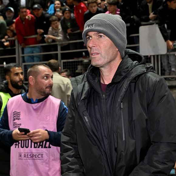 Zinedine Zidane durant la première édition du « match des légendes » opposant l'équipe des Légendes, les anciens de Cannes, à l'équipe des Etoiles avec pour capitaine Didier Deschamps, au stade Pierre de Coubertin à Cannes, le 30 octobre 2025. Les Légendes cannoises, coachées par Luis Fernandez et supportées par Zinedine Zidane qui portait les couleurs cannoises, mais qui n'a pas joué, ont remporté le match 3 à 2. Tous les bénéfices de la soirée seront reversés aux associations les Etoiles de l'Espoir, à l'association Adrien et à l'association Clin d'Oeil, qui oeuvrent pour les plus démunis et la jeunesse. © Bruno Bebert / Dominique Jacovides / Bestimage