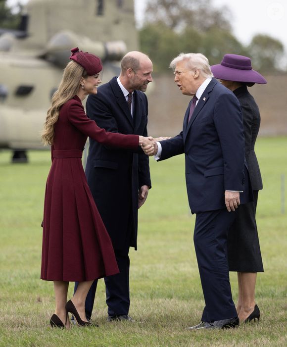 Ce mercredi 17 septembre, Kate Middleton et le prince William ont participé au banquet royal organisé au château Windsor en l'honneur de la seconde visite officiel du président Donald Trump au Royaume-Uni, accompagné de son épouse Melania.

Le président Donald Trump, la première dame Melania Trump, le prince William (prince de Galles), la princesse Catherine (Catherine « Kate » Middleton, princesse de Galles), arrivée, accueil et promenade en calèche au château de Windsor dans le cadre de la visite officielle du président américain et de la première dame au Royaume-Uni, deuxième jour à Windsor, Berkshire, Royaume-Uni, 17 septembre 2025.