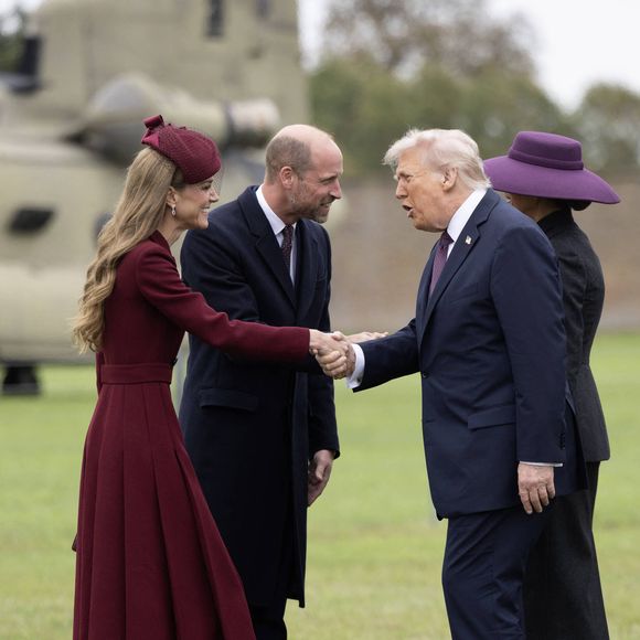 Ce mercredi 17 septembre, Kate Middleton et le prince William ont participé au banquet royal organisé au château Windsor en l'honneur de la seconde visite officiel du président Donald Trump au Royaume-Uni, accompagné de son épouse Melania.

Le président Donald Trump, la première dame Melania Trump, le prince William (prince de Galles), la princesse Catherine (Catherine « Kate » Middleton, princesse de Galles), arrivée, accueil et promenade en calèche au château de Windsor dans le cadre de la visite officielle du président américain et de la première dame au Royaume-Uni, deuxième jour à Windsor, Berkshire, Royaume-Uni, 17 septembre 2025.