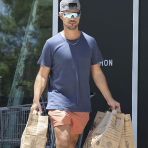 Los Angeles- L'acteur Taylor Lautner aperçu pour la première fois après son apparition sur scène avec son ex-petite amie Taylor Swift le 25/07/2023.

Photo : Backgrid USA / Bestimage