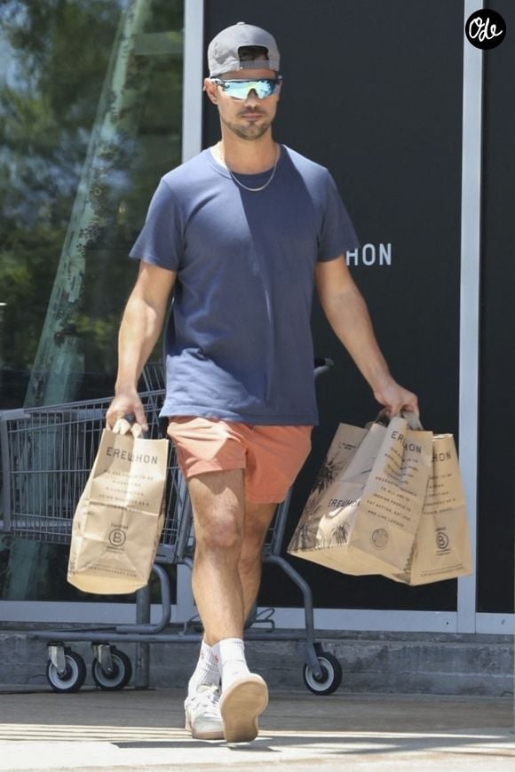 Los Angeles- L'acteur Taylor Lautner aperçu pour la première fois après son apparition sur scène avec son ex-petite amie Taylor Swift le 25/07/2023.

Photo : Backgrid USA / Bestimage