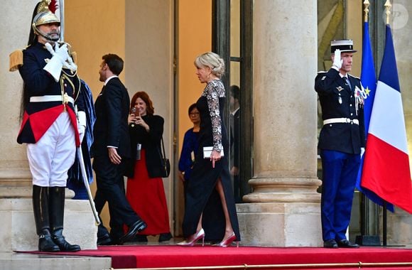 Le président Emmanuel Macron et sa femme Brigitte Macron - Arrivées des personnalités au dîner d’État en l’honneur du président brésilien et de sa femme au palais présidentiel de l’Élysée à Paris le 5 juin 2025.

© Christian Liewig / Bestimage
