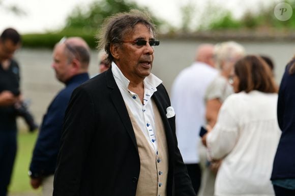 Laurent Voulzy - Obsèques de Pascal Danel au cimetière de Bazoches-sur-le-Betez, le 31 juillet 2024. Sa famille et ses amis dont L.Voulzy, H.Léonard et B.Sauvat sont venus lui rendre un dernier hommage. Pascal Danel est décédé le 25 juillet 2024, victime d’un malaise cardiaque après une opération, à l'âge de 80 ans.
© Romain Doucelin / Bestimage