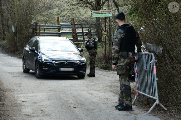 Illustrations au Vernet dans les Alpes-de-Haute-Provence dans le cadre de la disparition du petit Emile en juillet 2023 dont une partie des ossements ont été retrouvés. Le 4 avril 2024. © Romain Doucelin / Bestimage