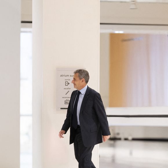 L'ancien président français Nicolas Sarkozy quitte son procès pour financement illégal de campagne depuis la Libye pour sa candidature présidentielle victorieuse de 2007, au tribunal de Paris, France, le 25 mars 2025. Le parquet financier rend le 25 mars son acte d'accusation dans le procès de Nicolas Sarkozy et de 11 autres accusés, dont d'anciens proches collaborateurs, accusés d'avoir conçu un pacte avec l'ancien dictateur libyen Mouammar Kadhafi pour financer illégalement la candidature victorieuse de Sarkozy à l'élection présidentielle de 2007. © Pierre Perusseau/Bestimage