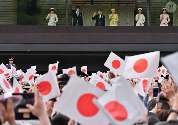 L'empereur Naruhito, l'impératrice Masako, le prince Akishino, la princesse Mako, la princesse Kiko, la princesse Kako - Première apparition publique de l'empereur Naruhito au palais impérial à Tokyo le 4 mai 2019.

Photo : Aflo / Bestimage