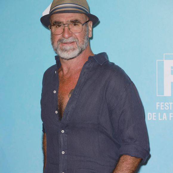 Éric Cantona lors de la 25e édition du Festival de la fiction télé de La Rochelle, photocall à la coursive, mercredi 13 septembre 2023. Crédit Christophe Aubert via Bestimage