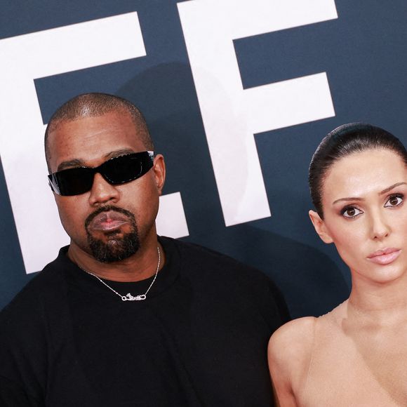 La jeune femme de 30 ans s’est présentée quasiment nue aux côtés du rappeur, qui semblait contrôler son apparence et son comportement...

Kanye West et Bianca Censori marchant sur le tapis rouge lors de la 67e cérémonie des Grammy Awards qui s'est tenue au Crypto.com Arena à Los Angeles, CA, le 2 février 2025. Photo par Elyse Jankowski/SPUS/ABACAPRESS.COM