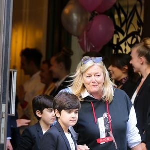 Céline Dion et ses jumeaux, Eddy et Nelson, ont reçu une pluie de confettis avant de monter dans leur voiture à la sortie de l’hôtel Royal Monceau, à Paris, France, le 10 août 2017. © Agence/Bestimage -