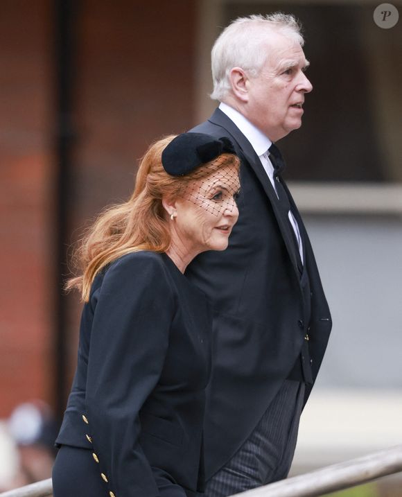 Son ex-femme, Sarah Ferguson, ne sera plus duchesse d’York, mais leurs filles gardent leurs titres de princesse.

Le prince Andrew, duc d'York, quittant la cathédrale de Westminster après les funérailles de la duchesse de Kent. Photo by GOFF  / BESTIMAGE