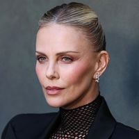 “Pas la chose la plus saine à faire” : ce que la mère de Charlize Theron a dit à sa fille après avoir mis fin aux jours de son père
