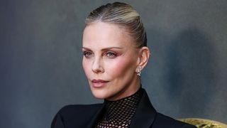 “Pas la chose la plus saine à faire” : ce que la mère de Charlize Theron a dit à sa fille après avoir mis fin aux jours de son père