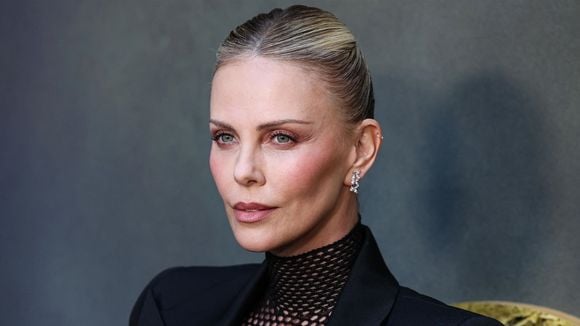 “Pas la chose la plus saine à faire” : ce que la mère de Charlize Theron a dit à sa fille après avoir mis fin aux jours de son père